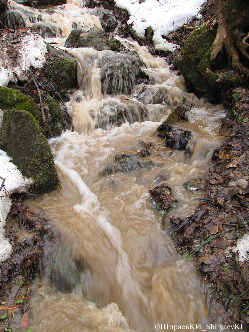 Ручей с высокого берега в Оку. Водопад по-нашему. 