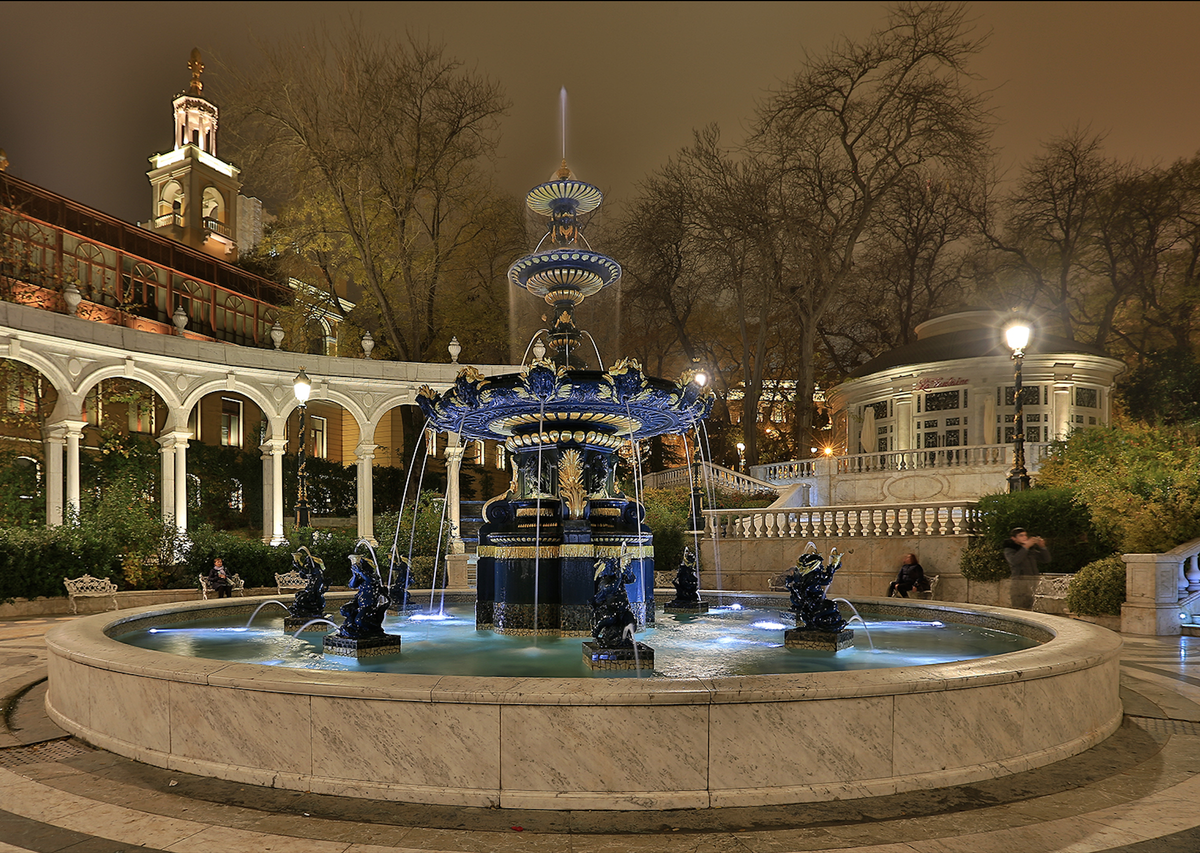 Фонтат в Губернатороском садике Баку (Азербайджан)
