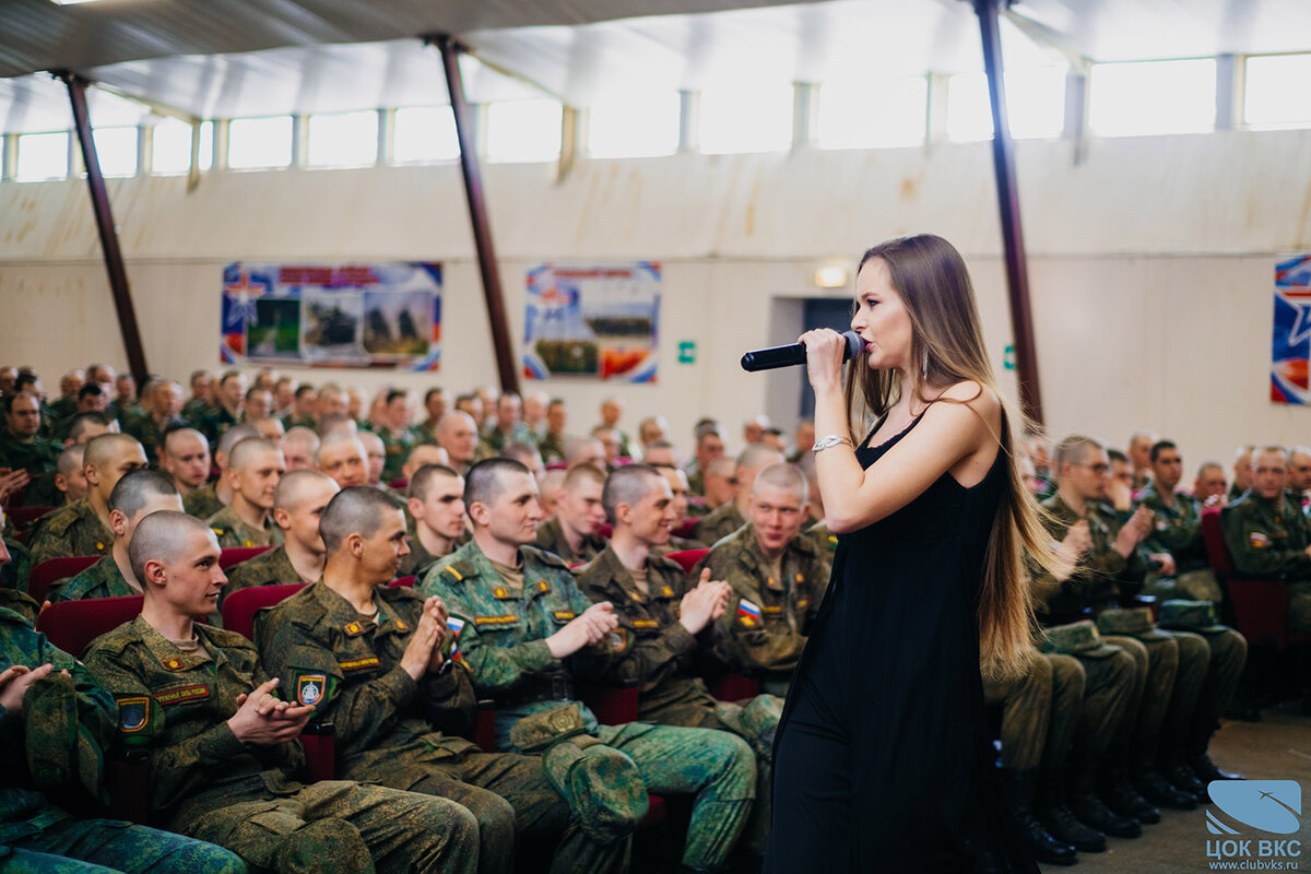 Творческая группа ЦОК ВКС выступила перед участниками Парада Победы на Красной площади