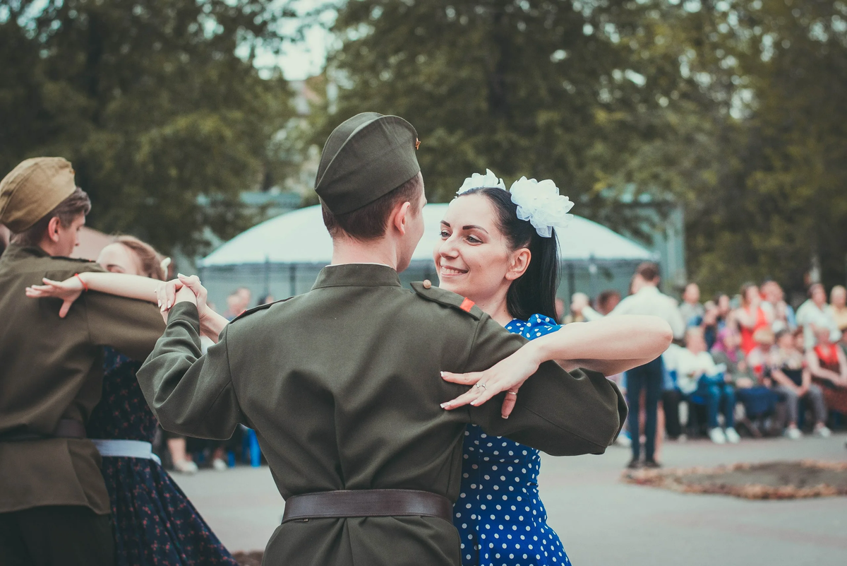 вальс на 9 мая. день победы вальс. флешмоб в вене майский вальс. платье для вальса на 9 мая. прически на вальс победы.