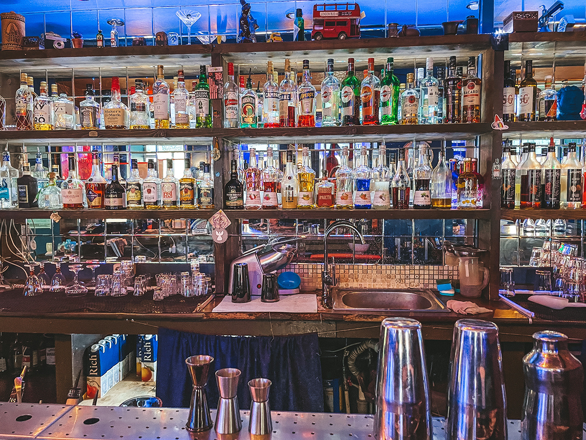 Барная зона →