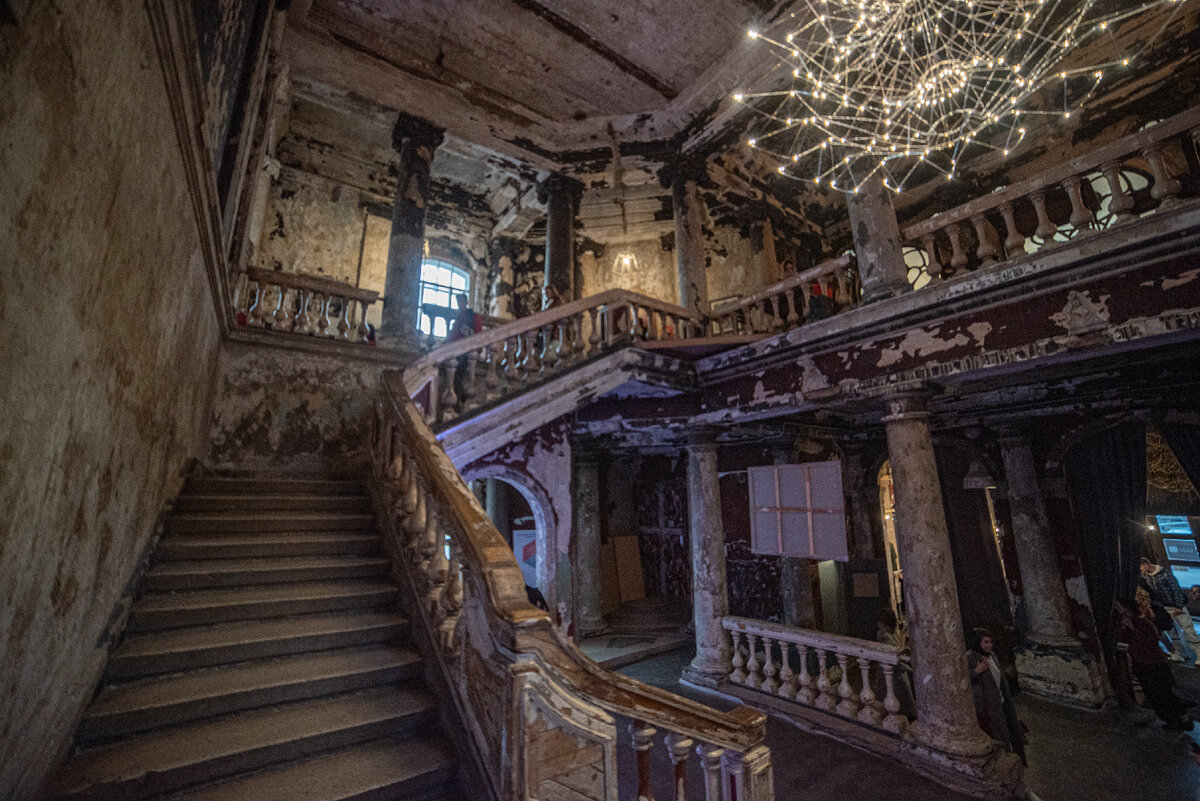 Визитная карточка Анненкирхе- обгорелые интерьеры