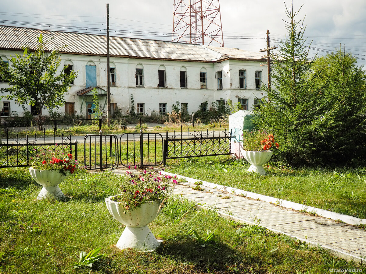 Когда мы заезжали в село Большой Куяш в Челябинской области, то одной из целей была старинная помещичья усадьба, сохранившаяся до наших дней.