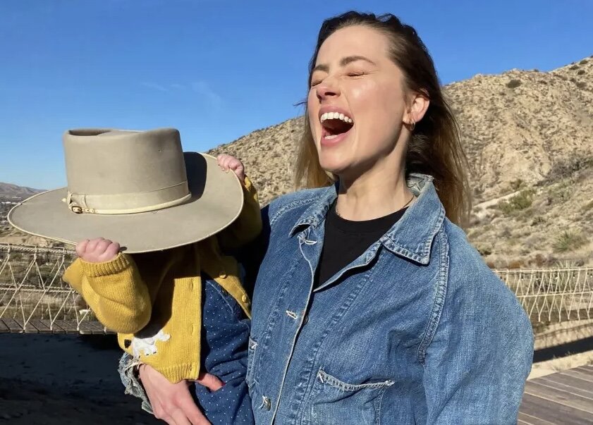 Из-за проигрыша в суде и отсутствии проектов в Голливуде, Эмбер всё время проводит дома и занимается воспитанием дочери Уны. Она называет это время «Фулл-тайм мам».