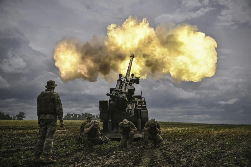Украинские солдаты ведут огонь из французской самоходной гаубицы CAESAR по российским позициям у линии фронта в Донбассе на востоке Украины 15 июня. АРИС МЕССИНИС/АФП ЧЕРЕЗ GETTY IMAGES.