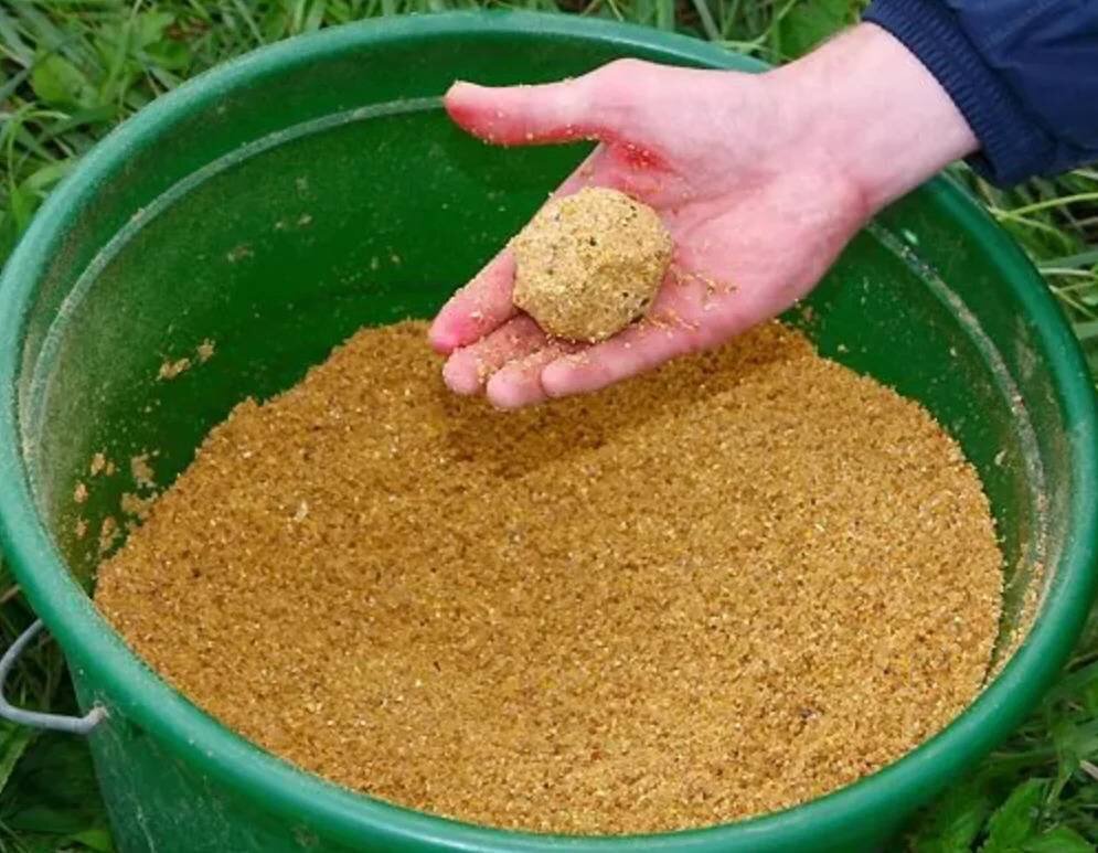 Как замешать прикормку. Подкормка для рыбы. Прикормка для плотвы. Как замешать прикормку. Как замешать прикормку.