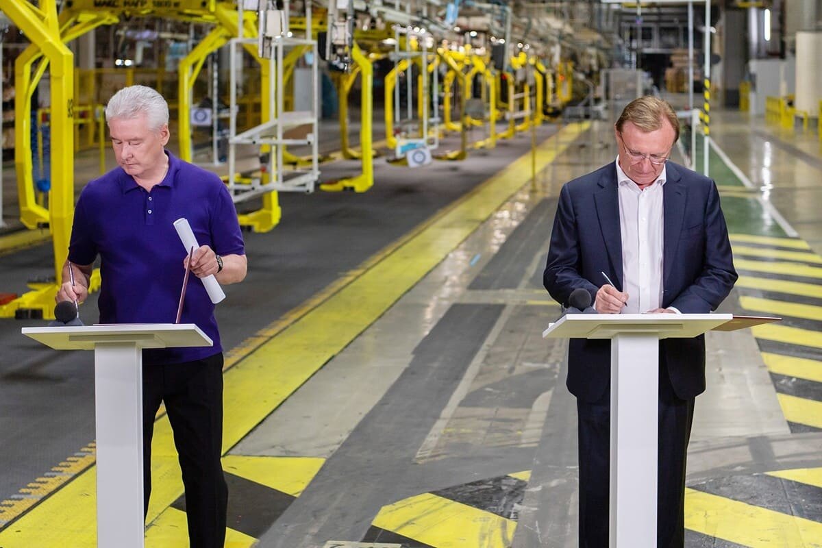 Сергей Собянин и директор ПАО «КамАЗ» Сергей Когогин. Фотография М.Мишина. Пресс-служба Мэра и Правительства Москвы