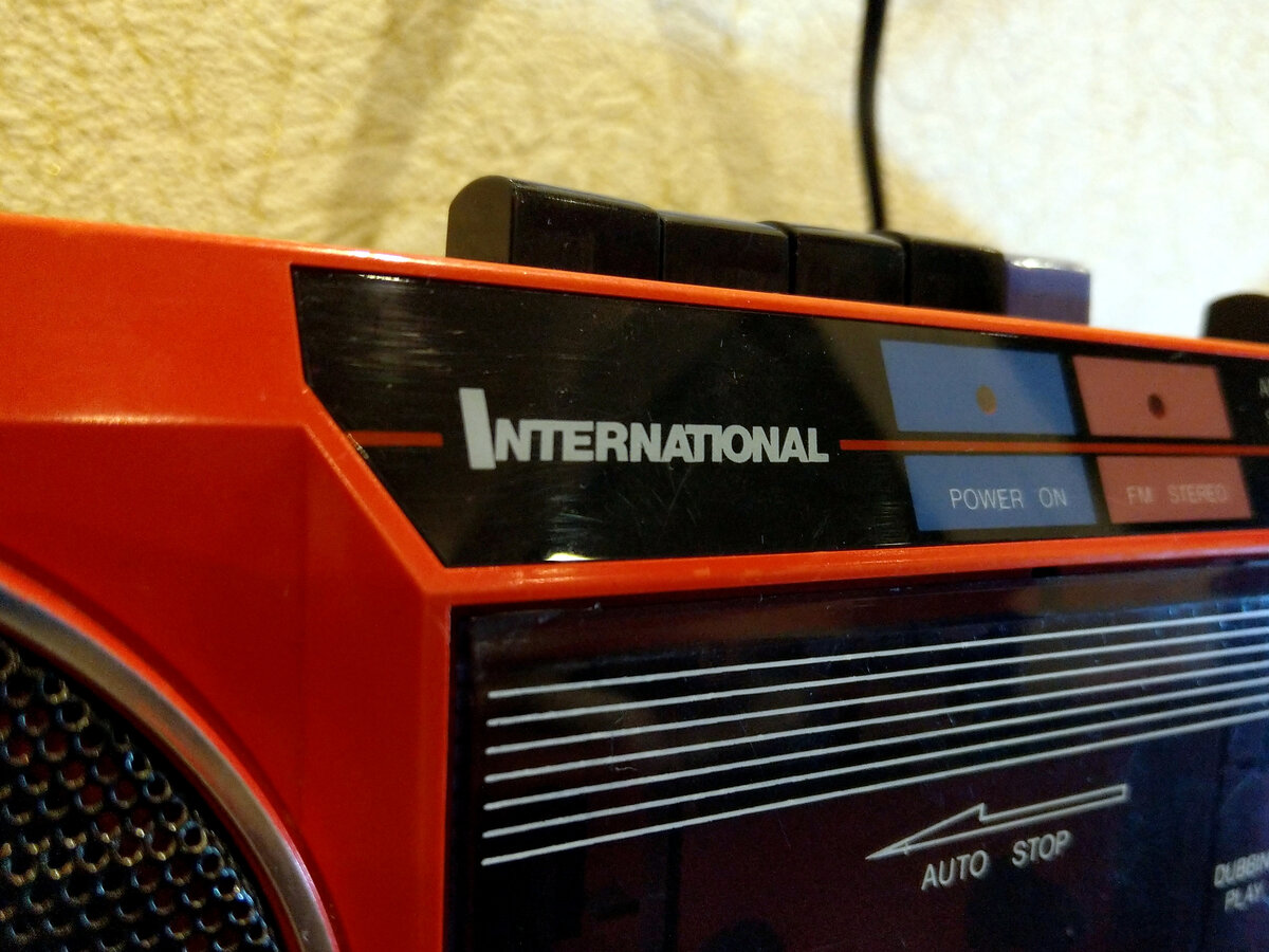 Логотип International на магнитофоне этой марки в красном исполнении.