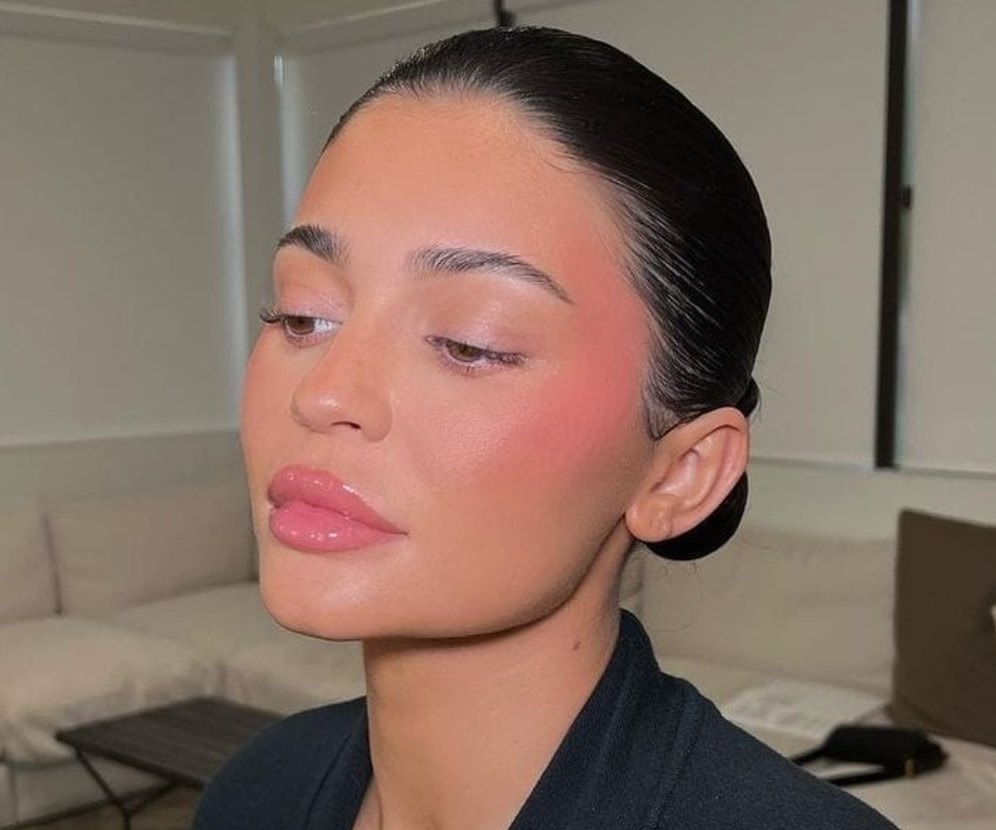     «Одно бедро больше другого!»: Кайли Дженнер обвинили в фотошопе на провокационных снимках