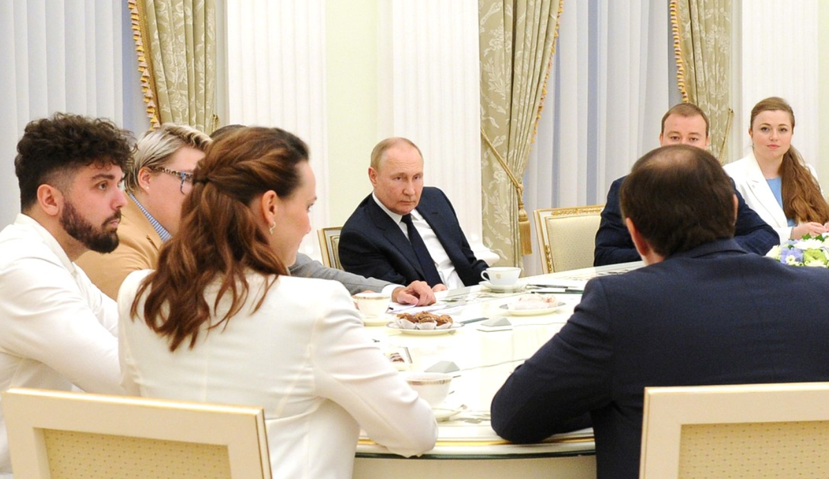 Президент России Владимир Путин с победителями конкурса "Лидеры России" (© rsv.ru)