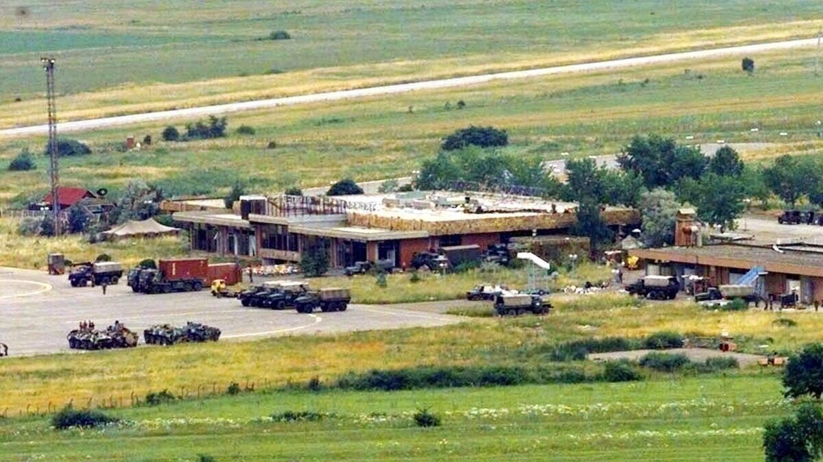    Российские военные занимают аэропорт Приштины© AP Photo / Tim Ockenden / MOD pool