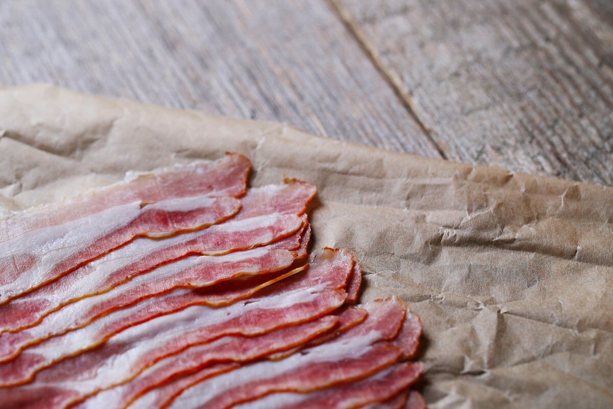 Bacon script. Бекон. Бекон нарезанный. Бекон в упаковке. Бумажный бекон.