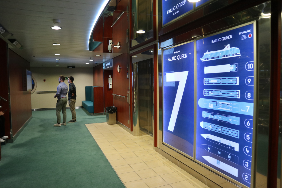 Гигантский дискобар на воде! Как выглядит изнутри десятипалубный паром из Стокгольма в Таллин