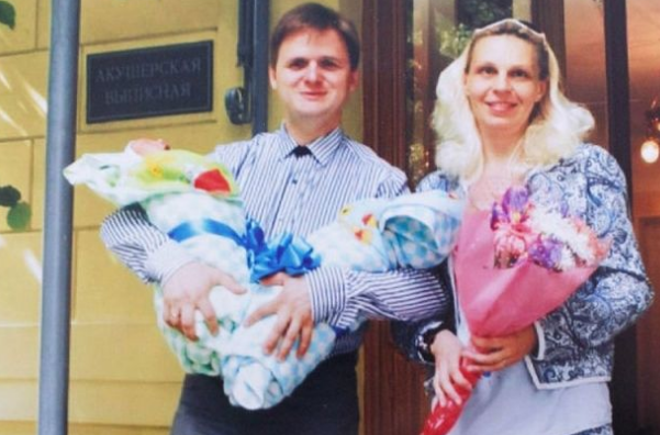 Татьяна Суздалева с мужем и близнецами