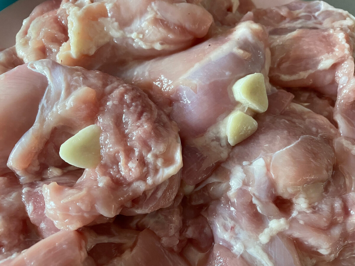 Готовим куриные бедра с чесноком и паприкой