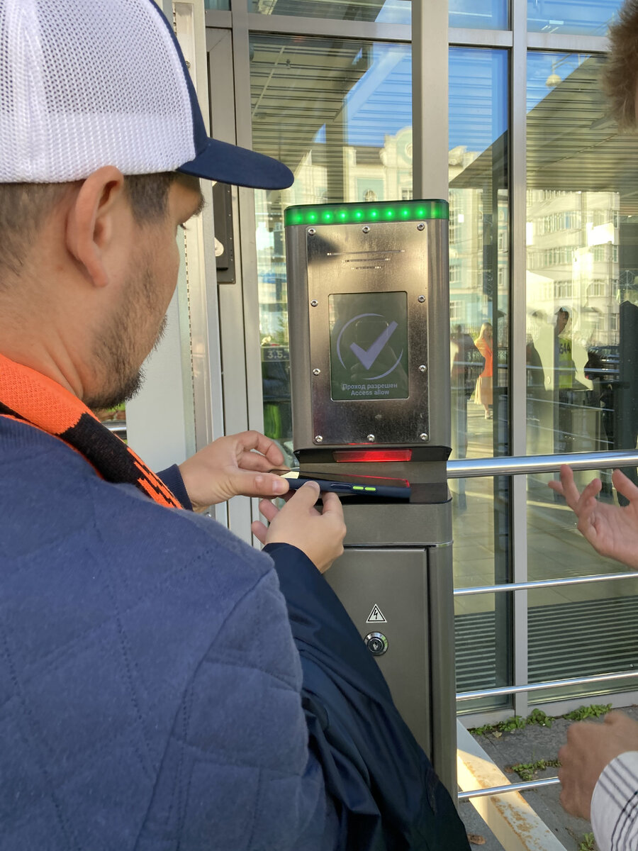 Автомат считывает QR-код.