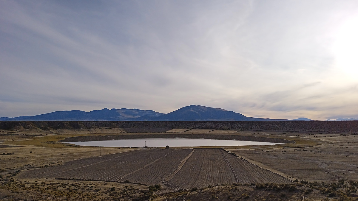    Кратерное озеро «звездная рана» на Андском плато, местные называют его Хаю Кута