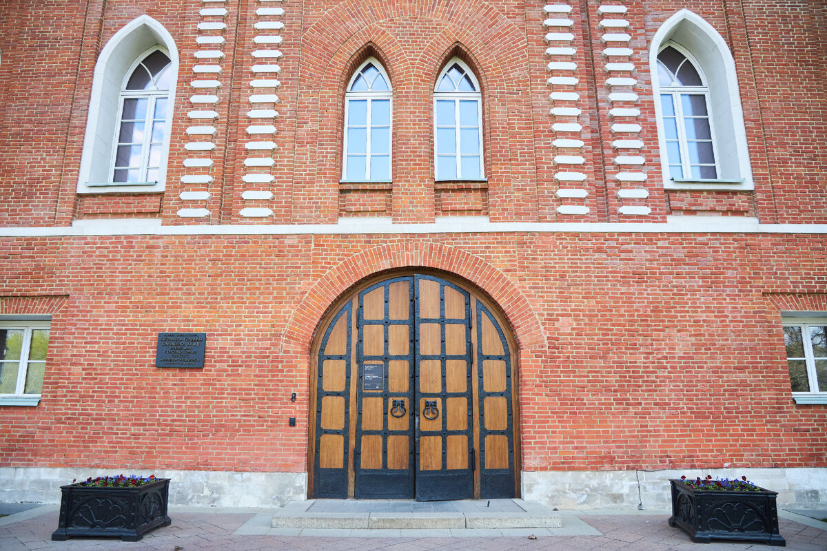 католический храм пермь. лео фон кленце пинакотека. храм николая чудотворца в красноярске. о. дворец эрмитаж в петергофе.