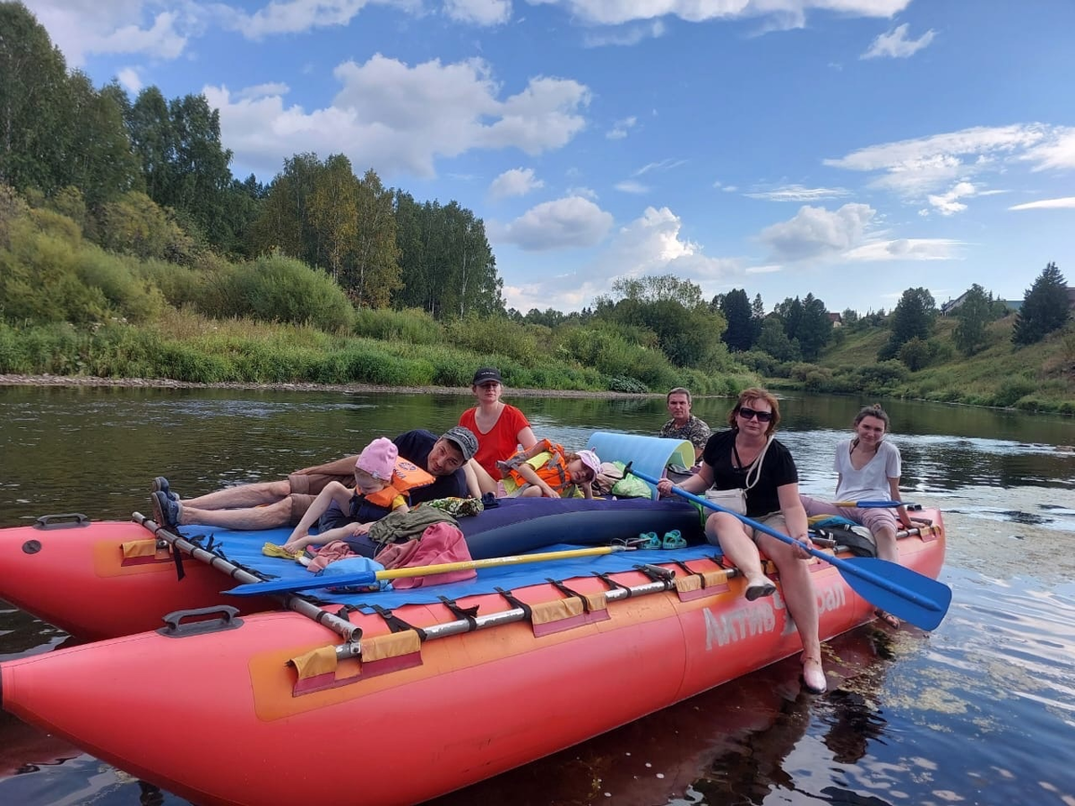 Сплав на лодке- катамаране с детьми.