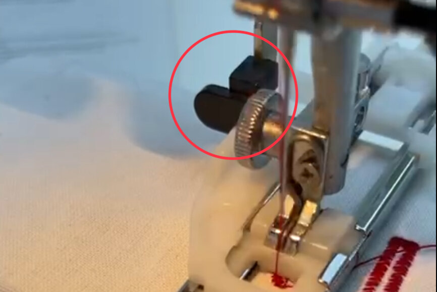 Рычаг с помощью которого машинка изготавливает петли