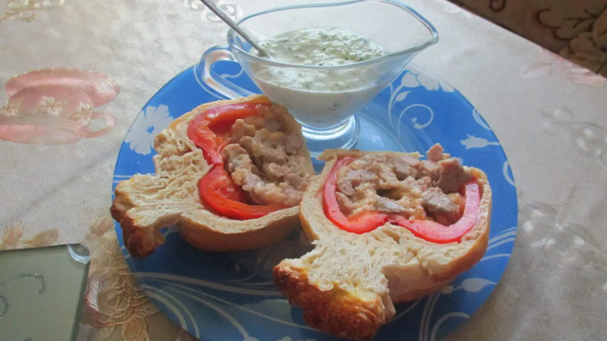 Болгарский перец, фаршированный мясом и сыром, запечённый в слоёном тесте.  Огуречный соус. | Праздник живота от пенсионерки | Дзен