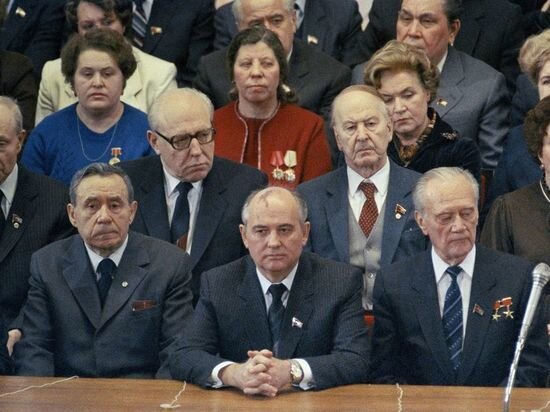     Михаил Горбачев с членами Политбюро 7 марта 1985 года на концерте в Большом театре, посвященном Международному женскому дню. Через три дня умрет Черненко, вскоре Горбачев станет Генсеком ЦК КПСС AP