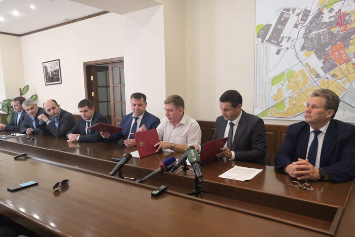 Момент подписания трехстороннего соглашения. Фото: 19rusinfo.ru 