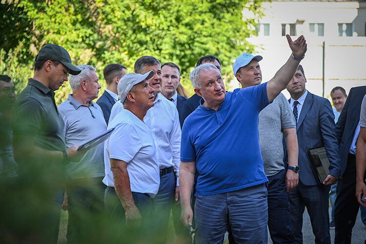    Смотр новых жилых комплексов, гостиниц и коммерческих зданий в центре Казани прошел на августовской межведомственной комиссии по застройке в исторических поселениях под председательством президента РТ Рустама Минниханова