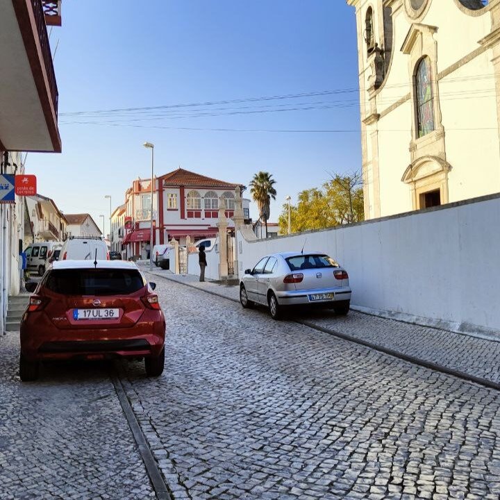 А вот парковка на тротуаре считается обычным делом