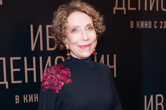     «Не может ходить»: Инна Чурикова отменила спектакли из-за травмы