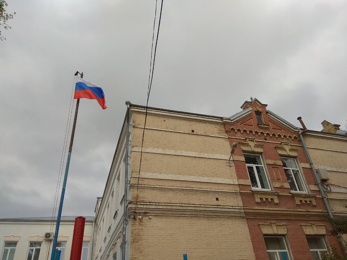 Просто грустное фото. Это начальная школа моего младшего. Небо отражает сегодняшнее настроение.