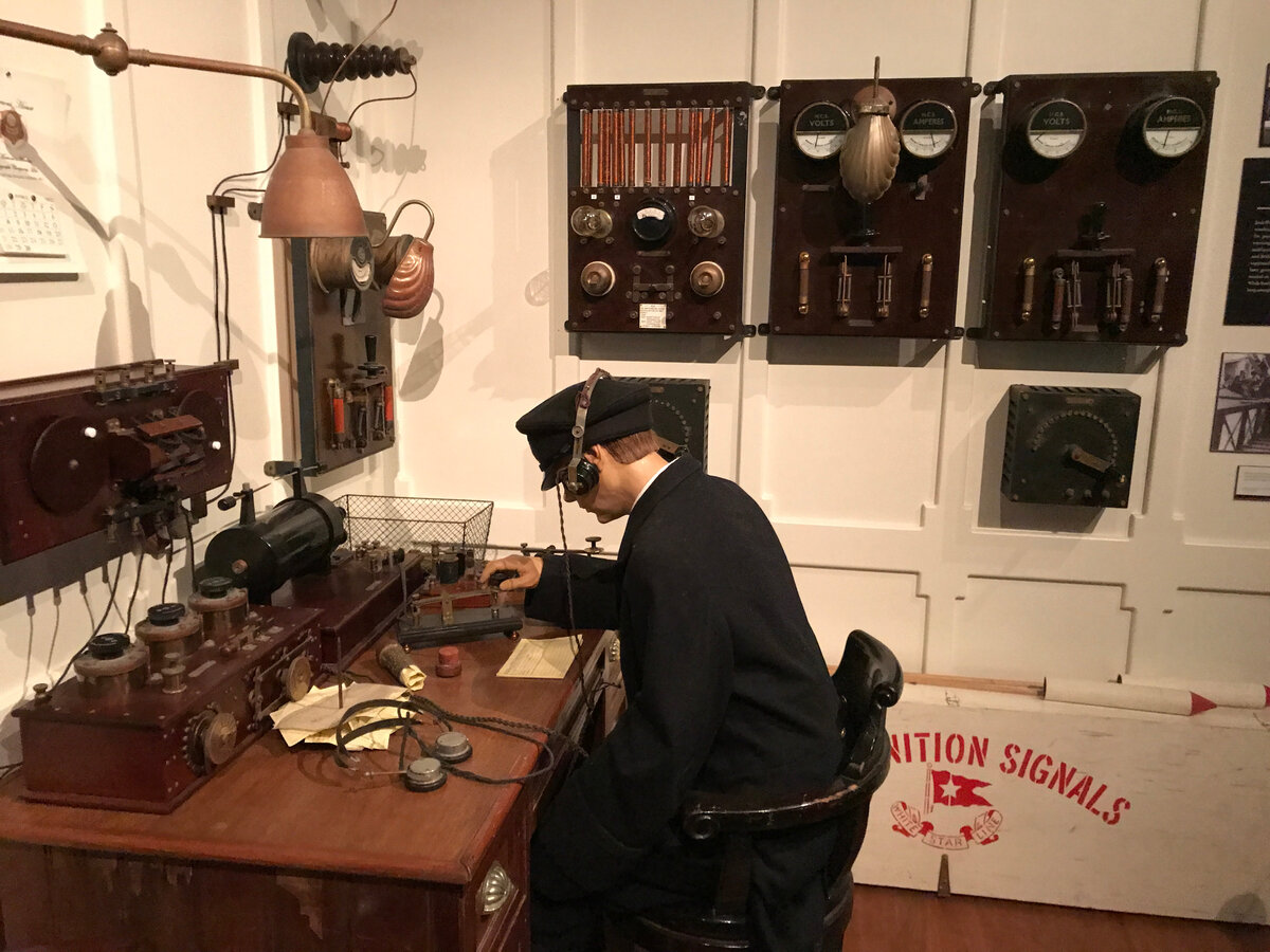 Воссозданная по оригинальной фотографии радиорубка Титаника