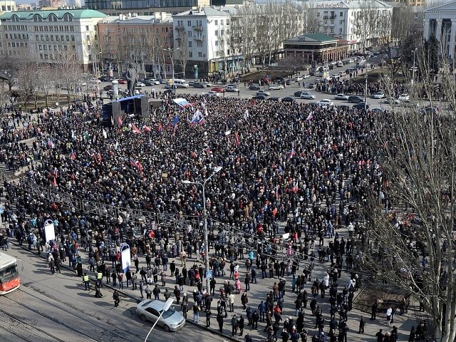 Площадь Донецка. 2014 год (галерея - стрелка вправо).