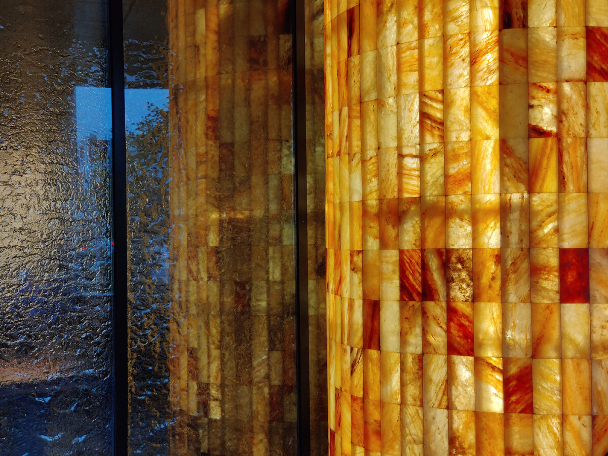 Колонна из гималайской соли у входа в ресторан