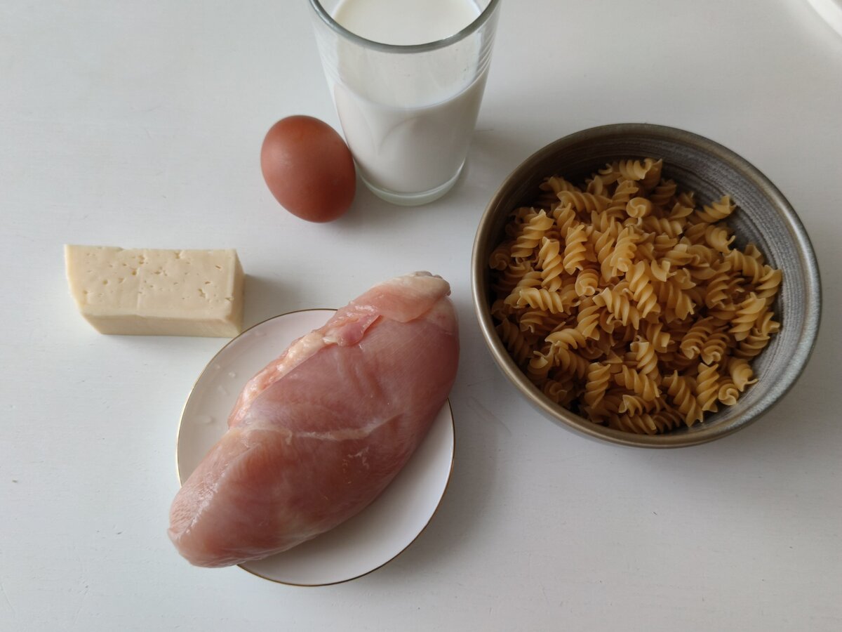 Ингредиенты: куриное филе 300 гр, макароны 200 гр, сыр 40 гр, яйцо 1 шт, молоко 100 мл, вода 100 мл, соль по вкусу