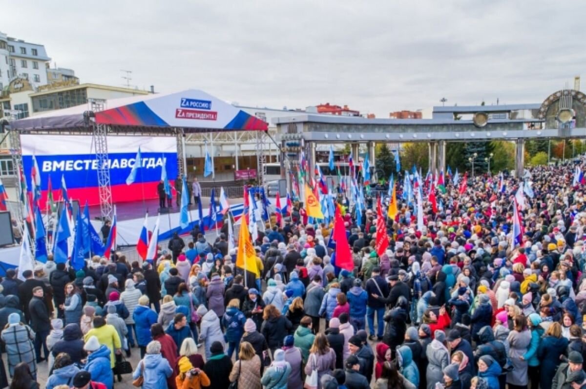    В центре Тюмени проходит патриотическая акция «Вместе навсегда!»