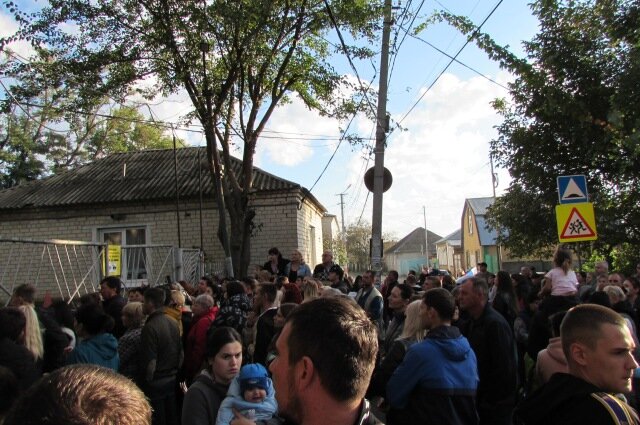    Улица напротив военкомата была полна народа. Фото:  АиФ/ Светлана Болотникова
