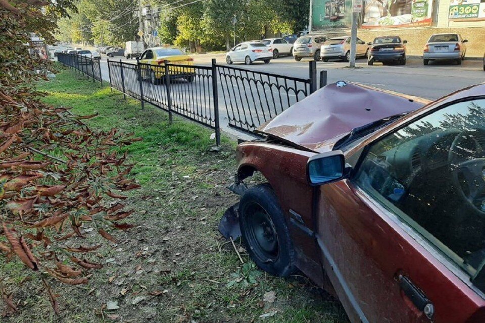     В Ростове элитная иномарка снесла дорожное ограждение из-за подрезавшего ее авто. Фото: ГИБДД по РО.