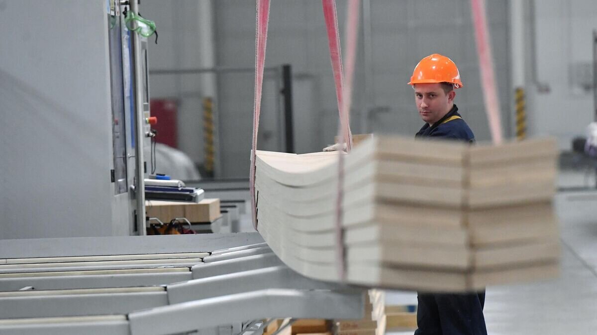    Рабочий на предприятии© РИА Новости / Алексей Куденко