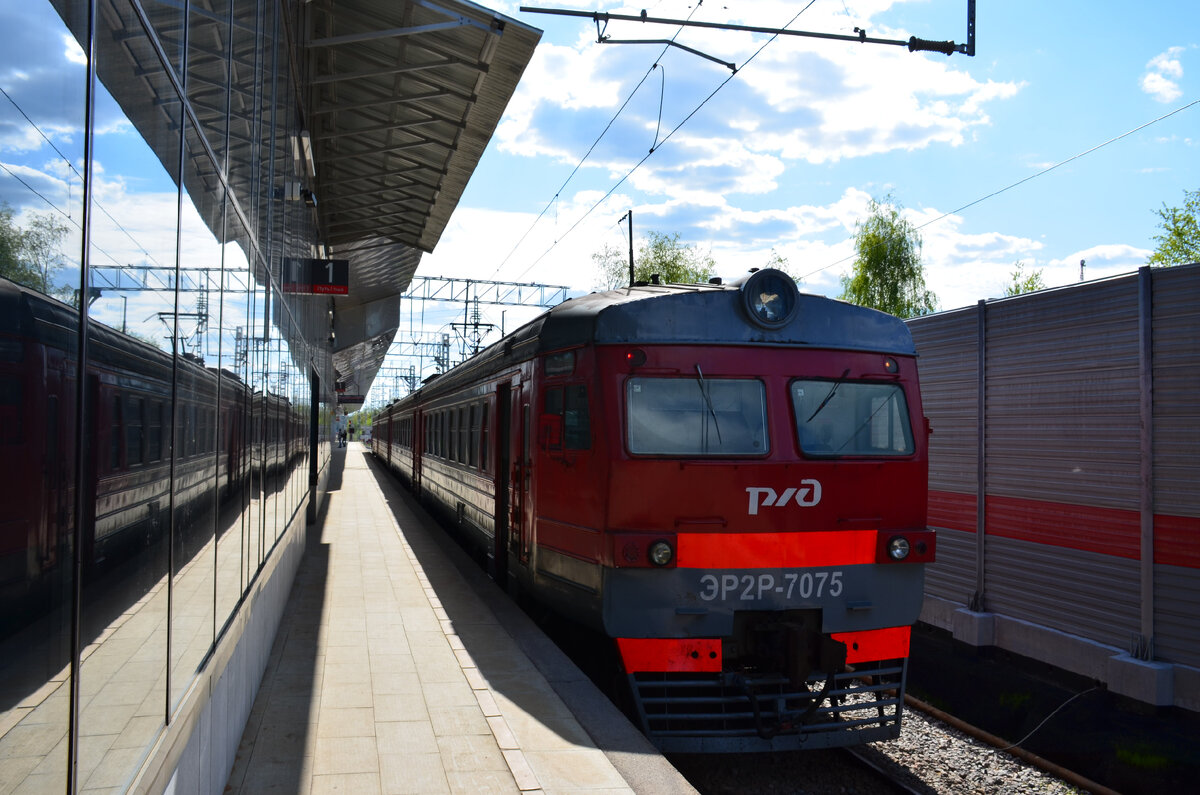 Электропоезд ЭР2Р-7075 на станции Апрелевка