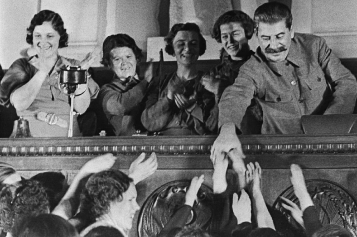    Генеральный секретарь ВКП (б) И. В. Сталин приветствует участниц совещания, жен командиров РККА (Рабоче-крестьянская Красная армия). 1936 год.