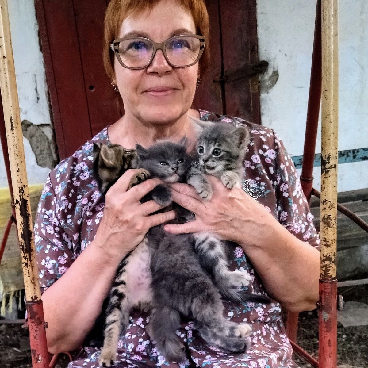 Автор с котятами.