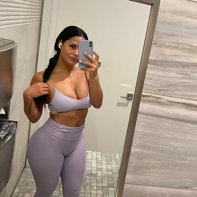 Katya Elise в спортзале