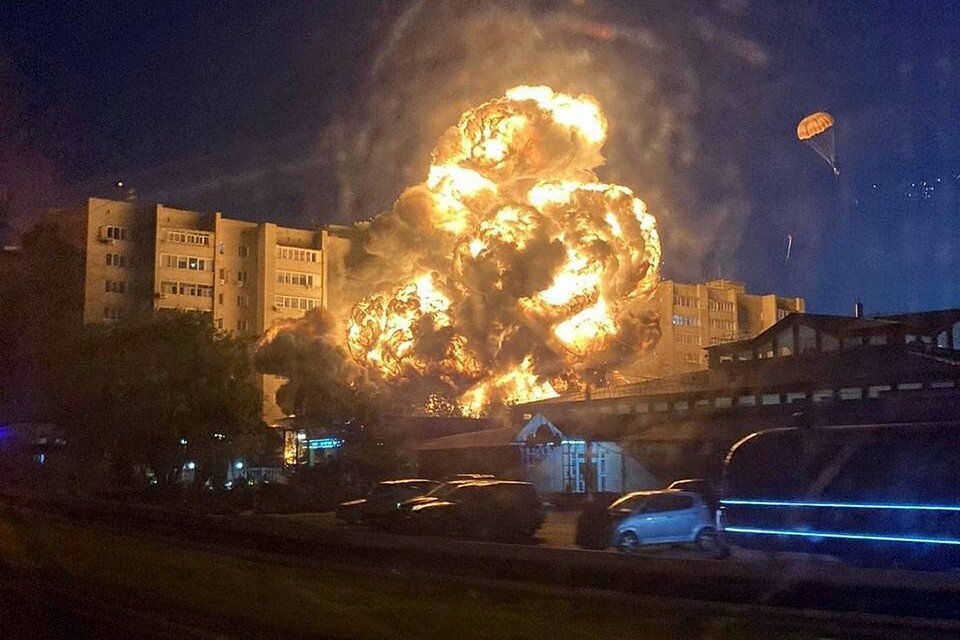     После падения машины во дворе жилого дома произошло возгорание топлива  Соцсети