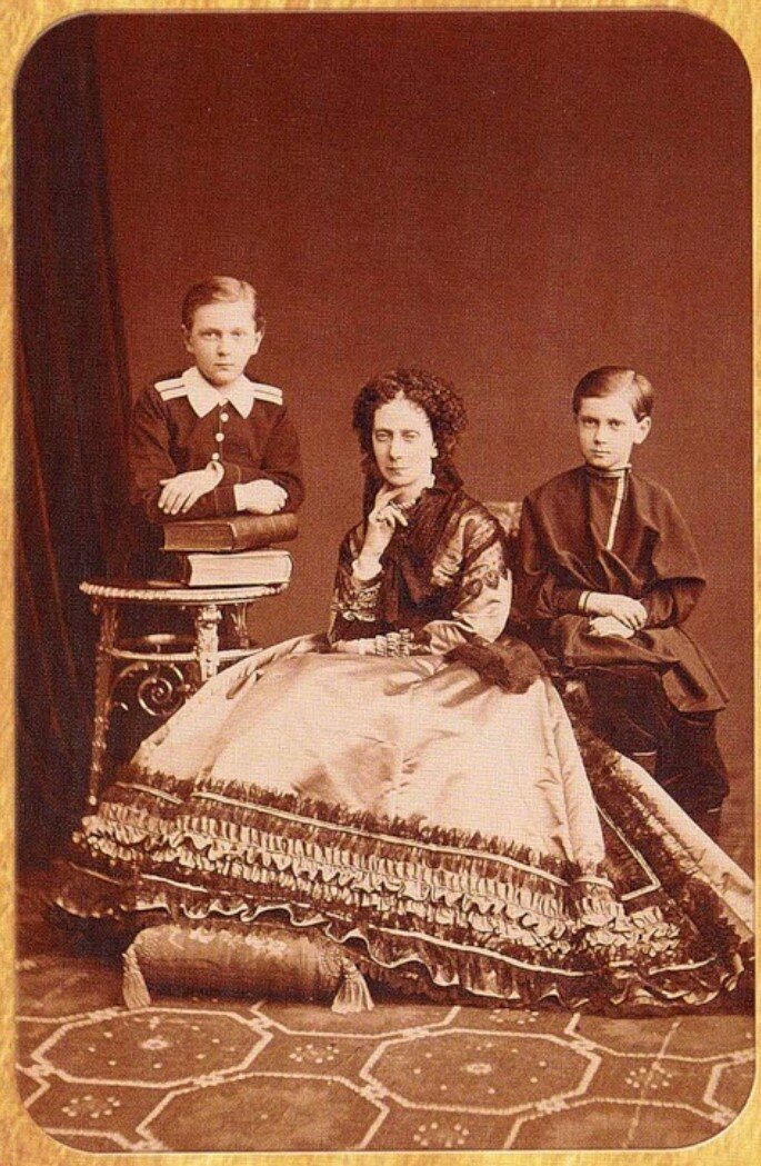 Мария Александровна с сыновьями Сергеем и Павлом. Около 1870 г