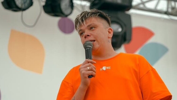     Заслуженный артист Татарстана и Башкортостана Радик Юльякшин, известный как Элвин Грей, попал под санкции президента Украины. Ограничения для певца будут действовать на протяжении 5 лет.