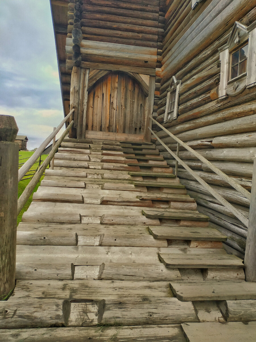 Деревянный пандус для лошади. Государственный историко-архитектурный музей-заповедник "Кижи".