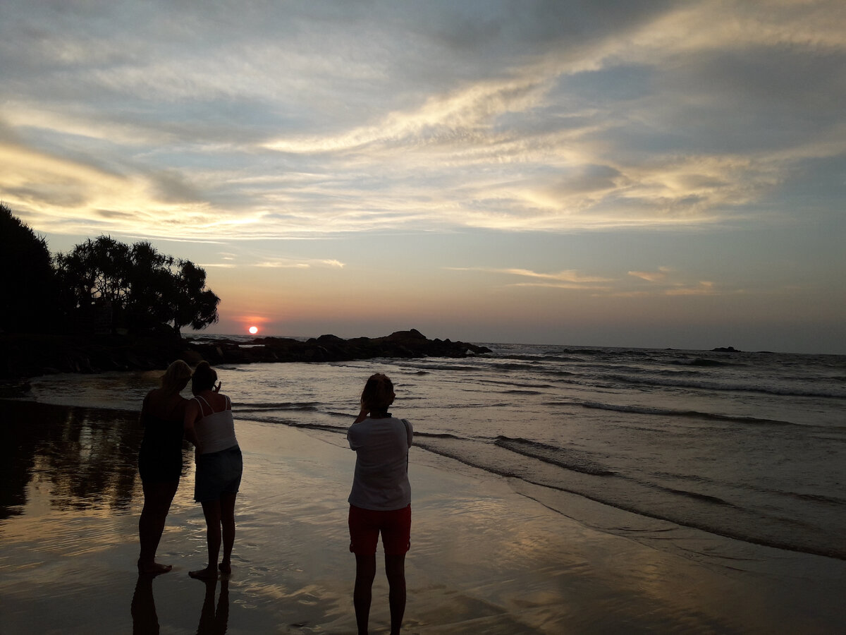 Наш первый закат в Бентоте.