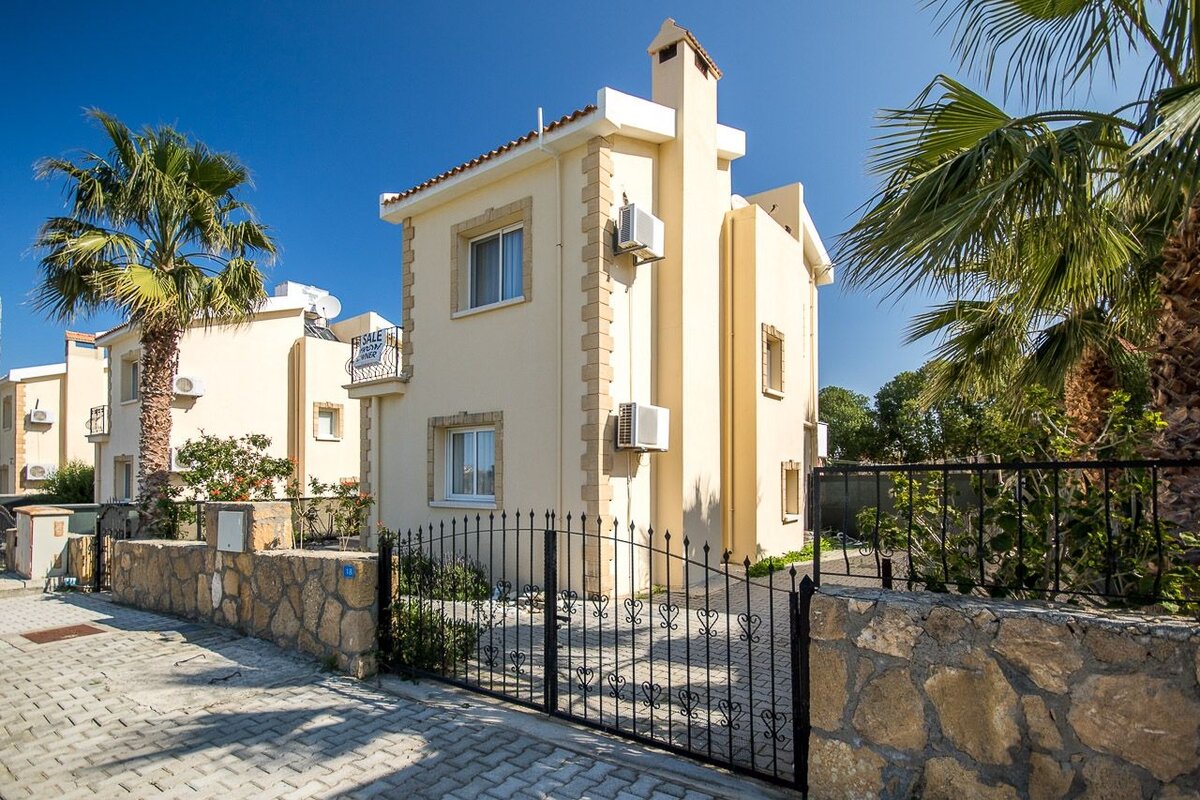 Фото интернета. Вот в таких красивых с виду виллах очень сыро и холодно зимой, потому что не протопить даже камином, который кстати, на каждой вилле есть.