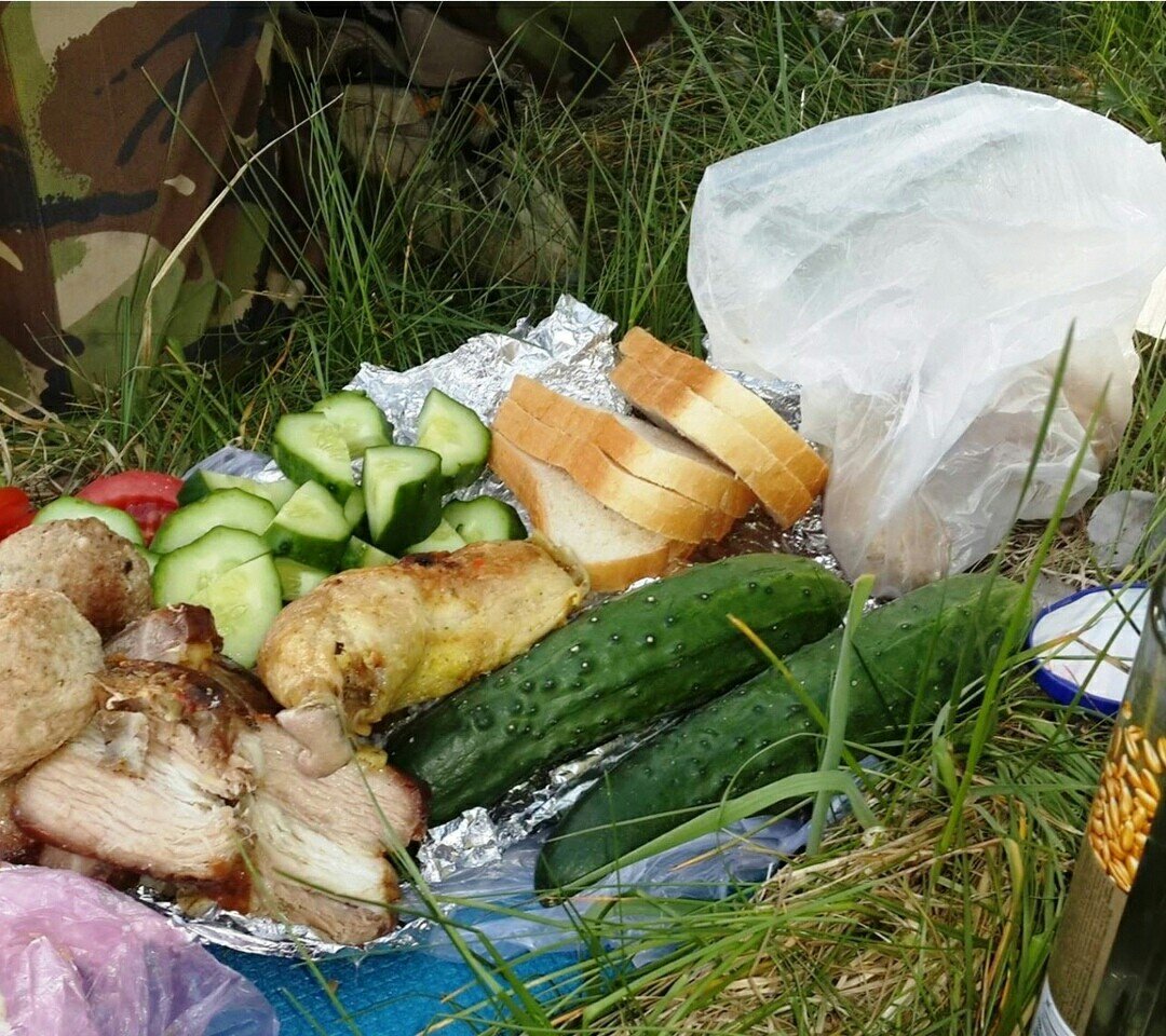 Перекус на лесной поляне